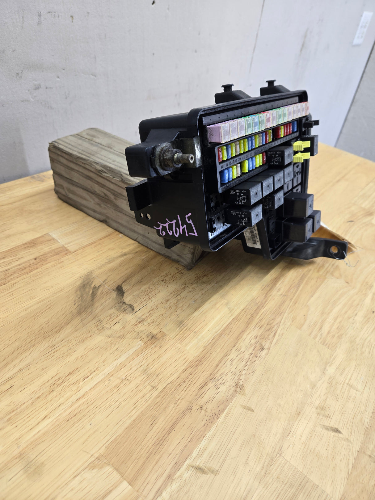 2003-2005 Dodge Ram 1500 Engine Bay Fuse Box 4.7L Engine 56051039ad