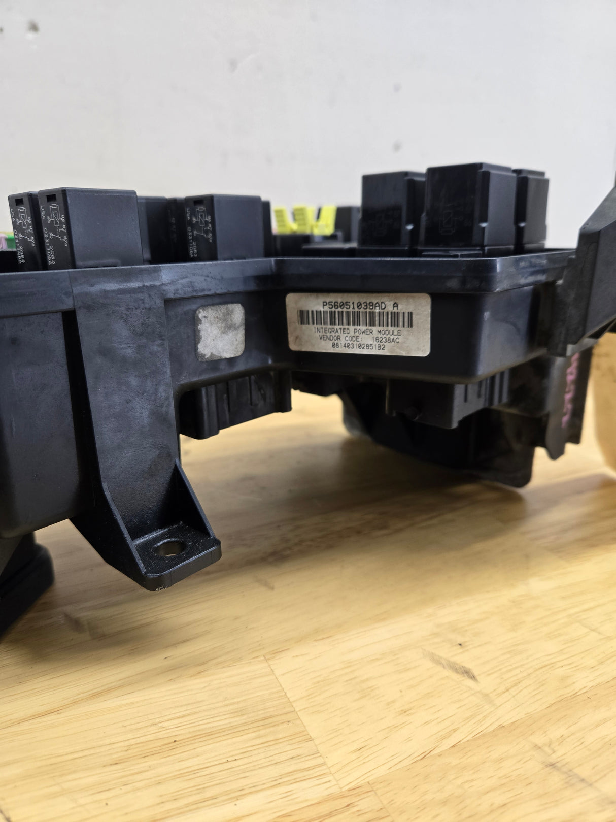 2003-2005 Dodge Ram 1500 Engine Bay Fuse Box 4.7L Engine 56051039ad