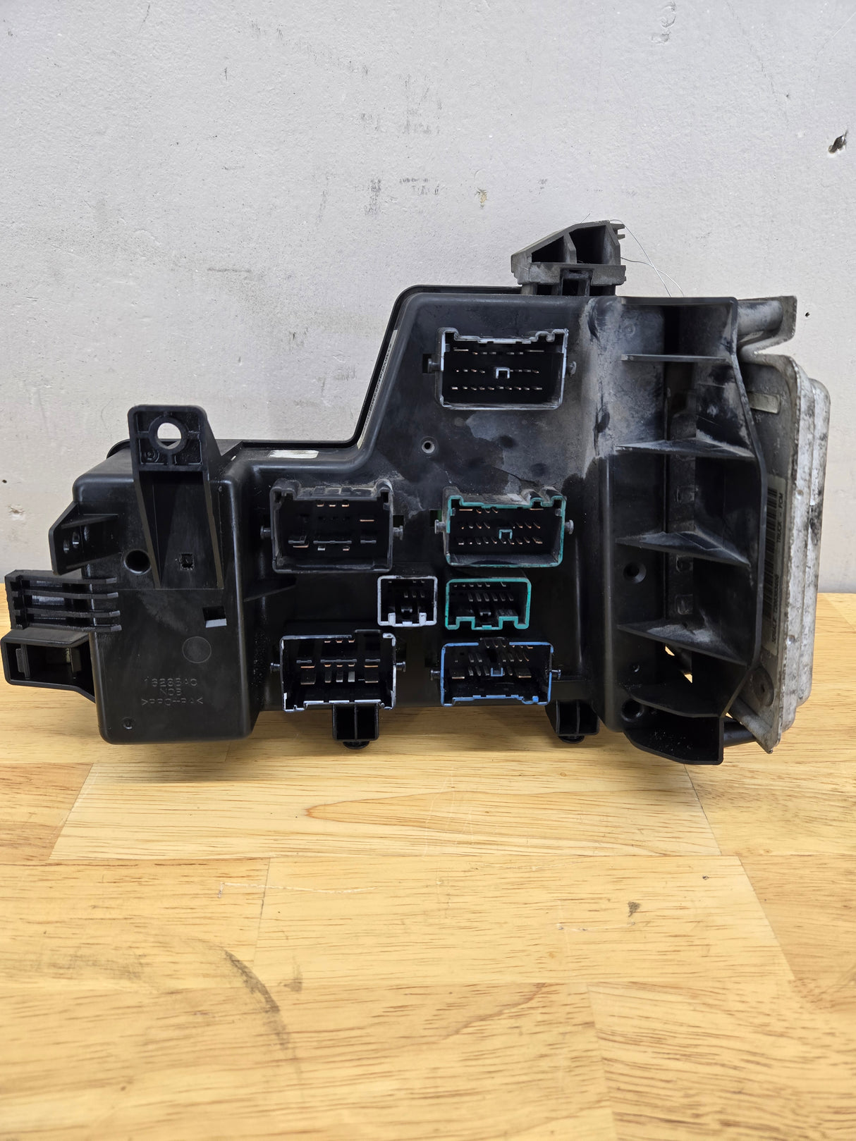 2003-2005 Dodge Ram 1500 Engine Bay Fuse Box 4.7L Engine 56051039ad