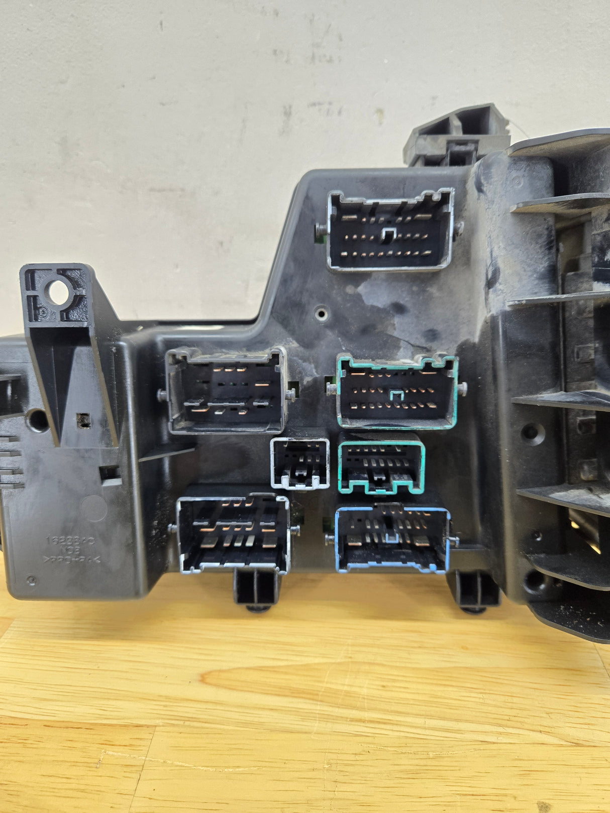 2003-2005 Dodge Ram 1500 Engine Bay Fuse Box 4.7L Engine 56051039ad