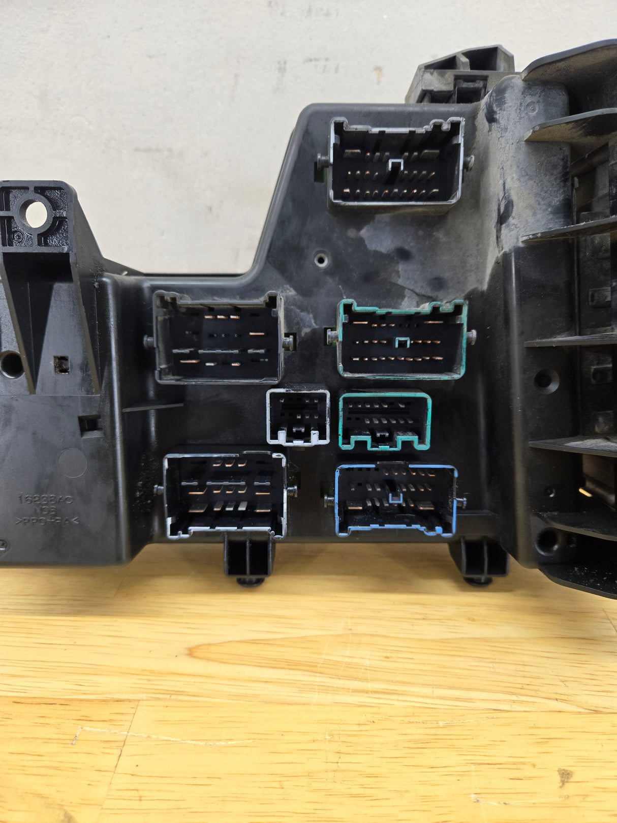 2003-2005 Dodge Ram 1500 Engine Bay Fuse Box 4.7L Engine 56051039ad