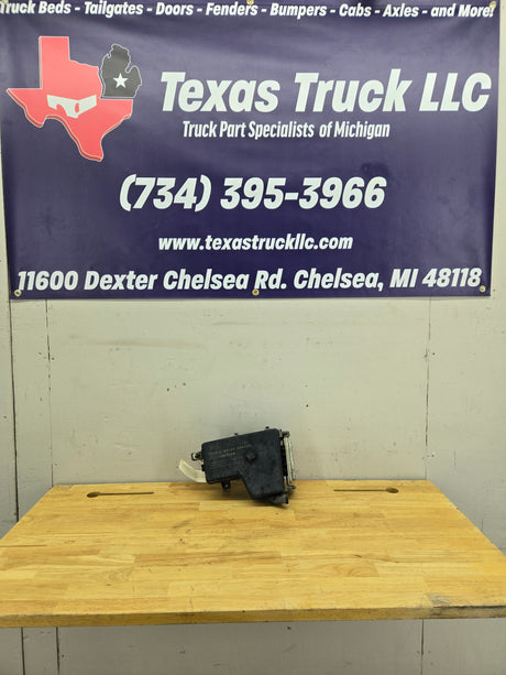 2003-2005 Dodge Ram 1500 Engine Bay Fuse Box 4.7L Engine 05026034ab