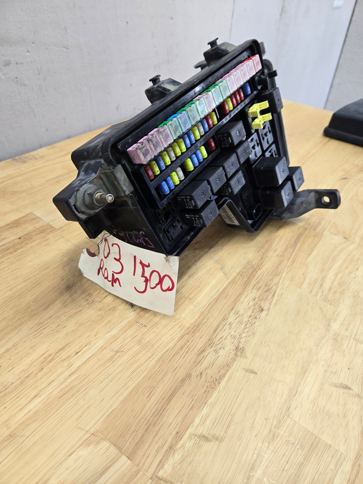 2003-2005 Dodge Ram 1500 Engine Bay Fuse Box 4.7L Engine 05026034ab