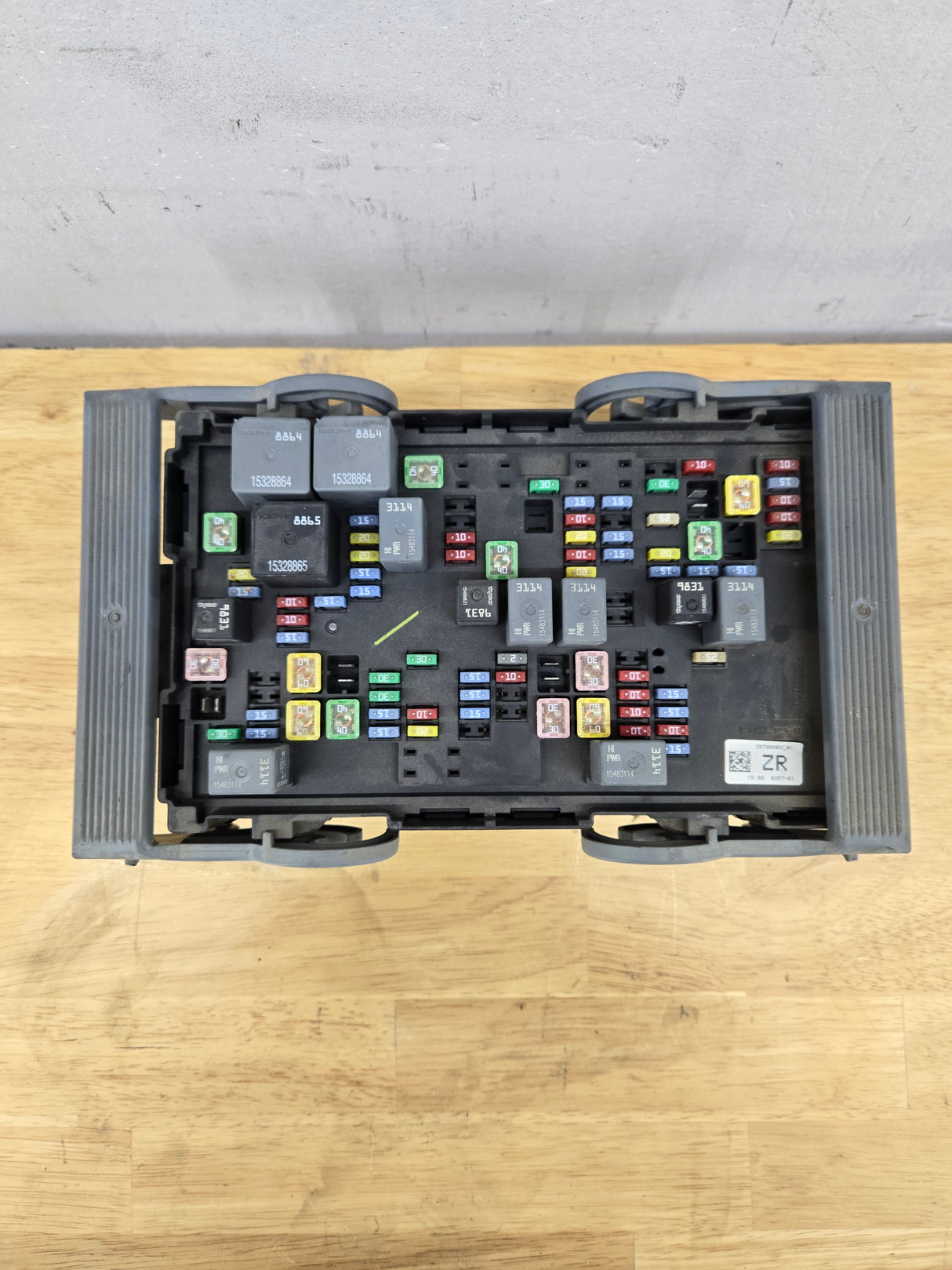 2007-2009 Chevrolet Silverado / GMC Sierra 1500 2500 3500 Engine Bay Fuse Box