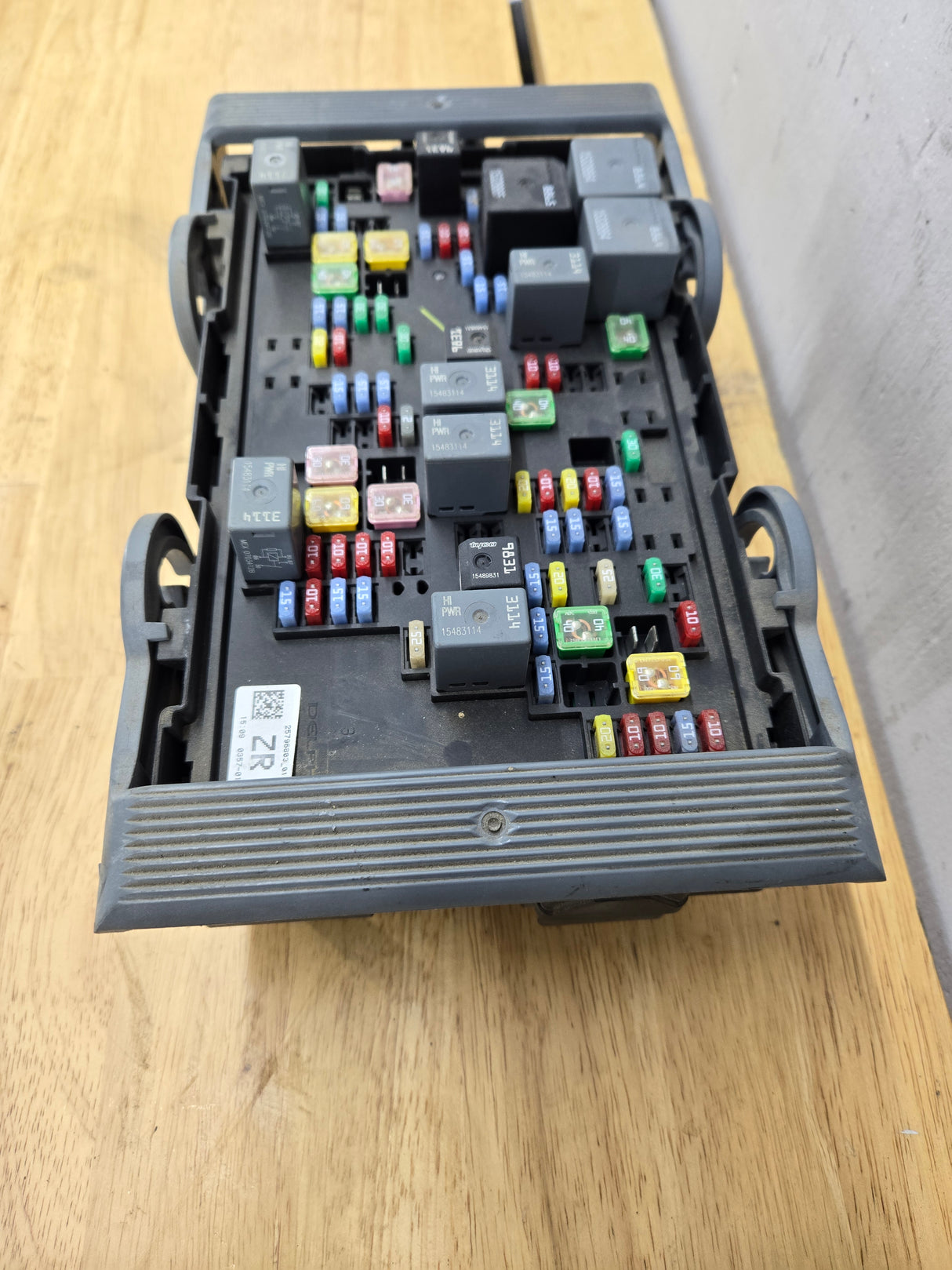 2007-2009 Chevrolet Silverado / GMC Sierra 1500 2500 3500 Engine Bay Fuse Box