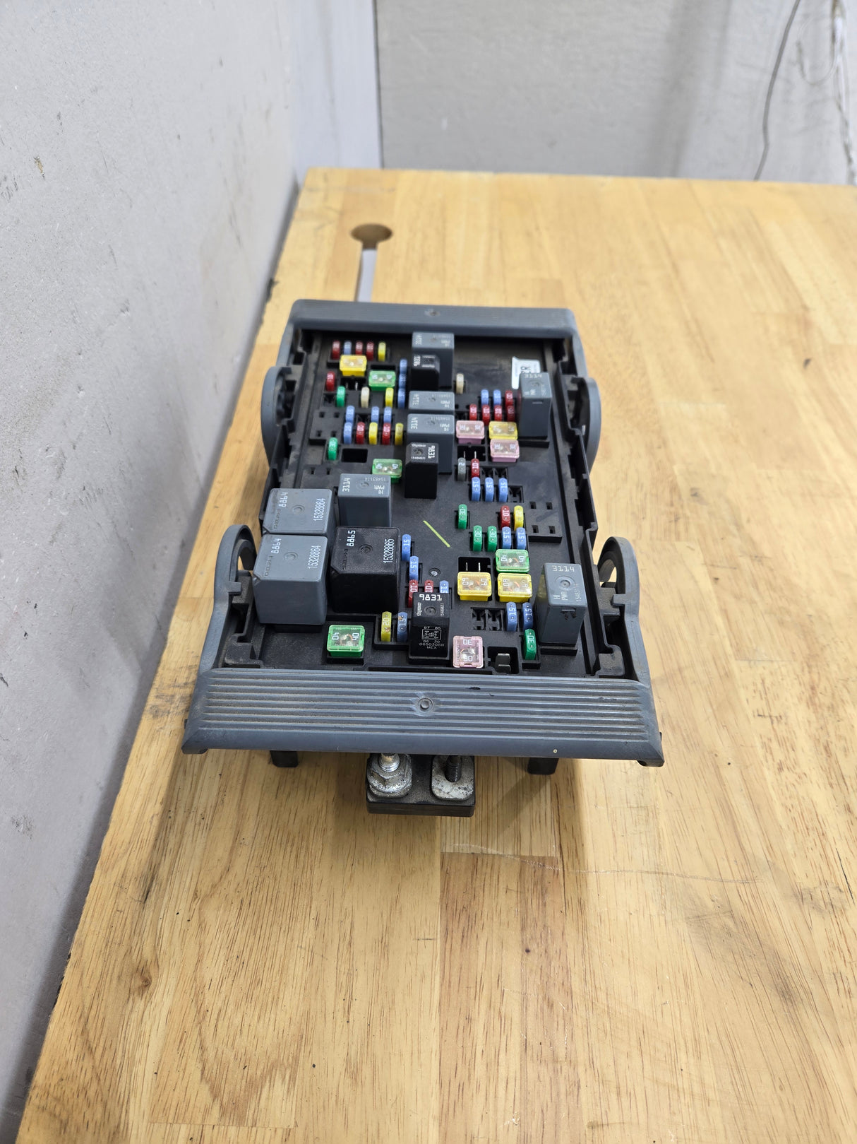 2007-2009 Chevrolet Silverado / GMC Sierra 1500 2500 3500 Engine Bay Fuse Box