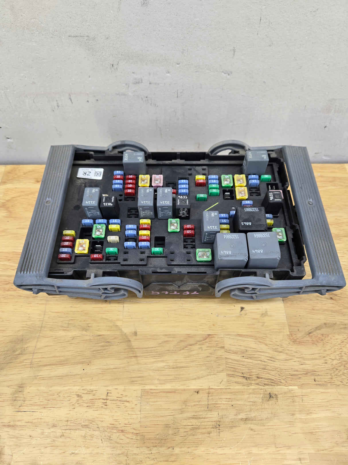 2007-2009 Chevrolet Silverado / GMC Sierra 1500 2500 3500 Engine Bay Fuse Box