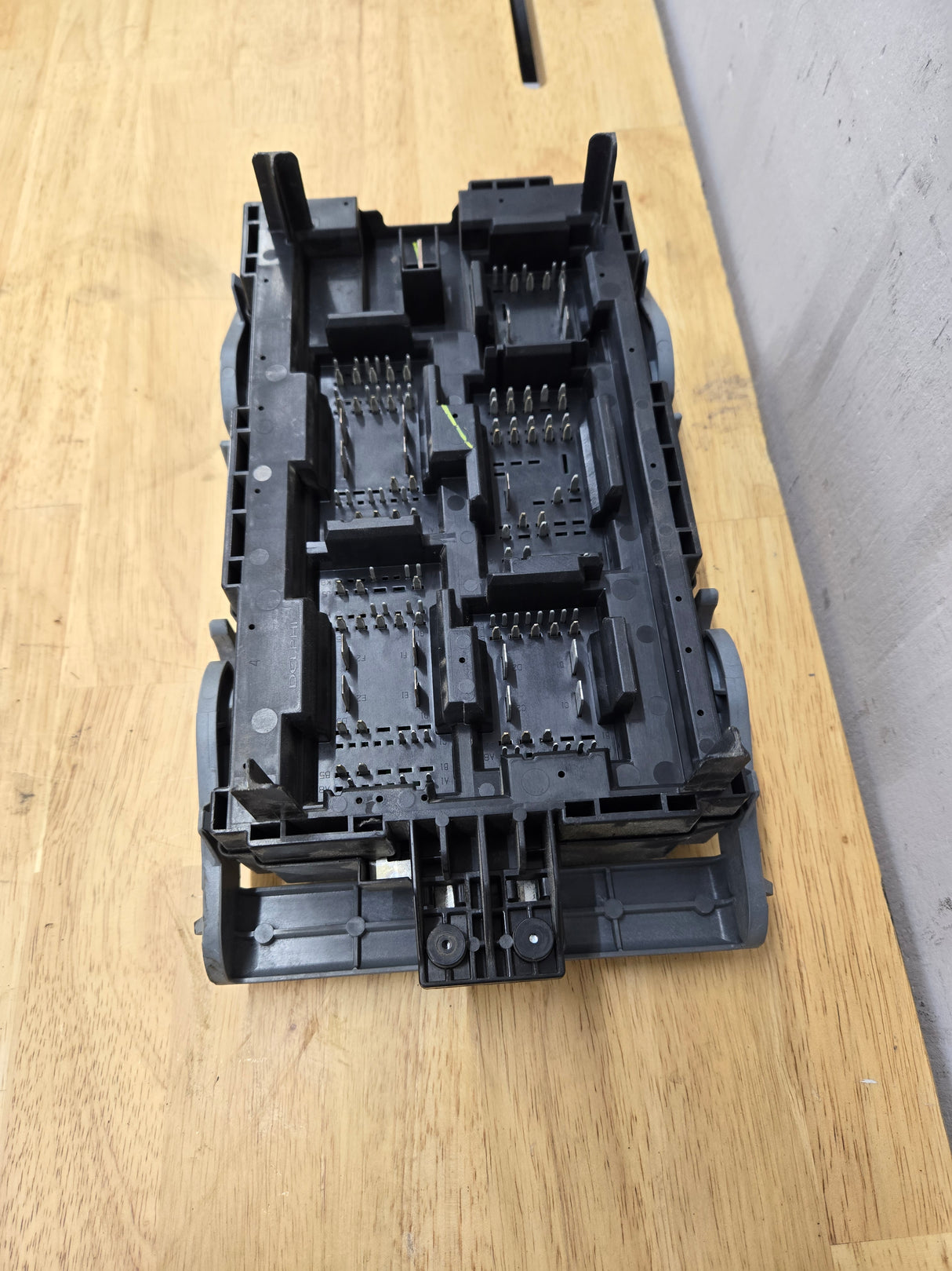 2007-2009 Chevrolet Silverado / GMC Sierra 1500 2500 3500 Engine Bay Fuse Box