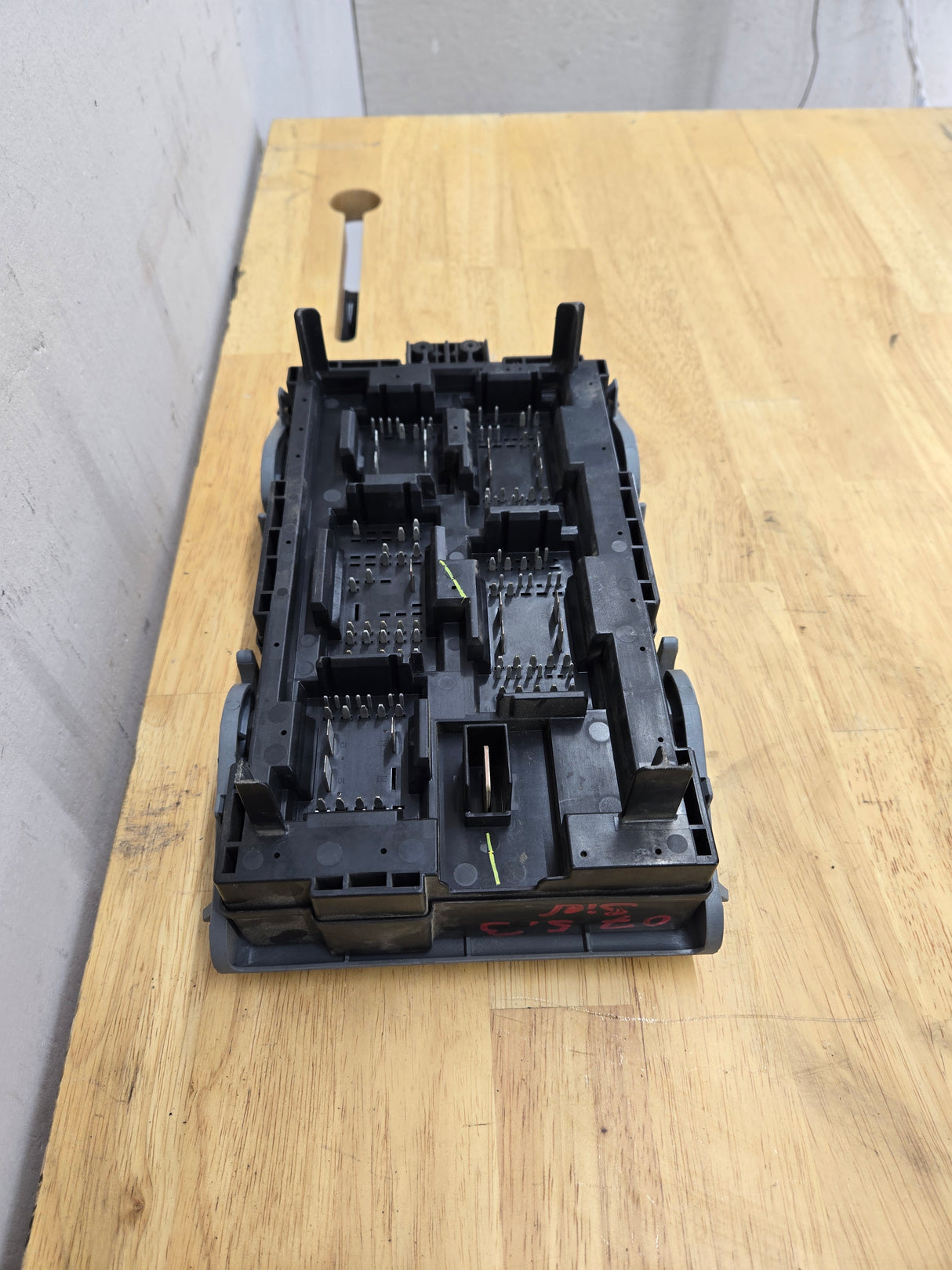 2007-2009 Chevrolet Silverado / GMC Sierra 1500 2500 3500 Engine Bay Fuse Box