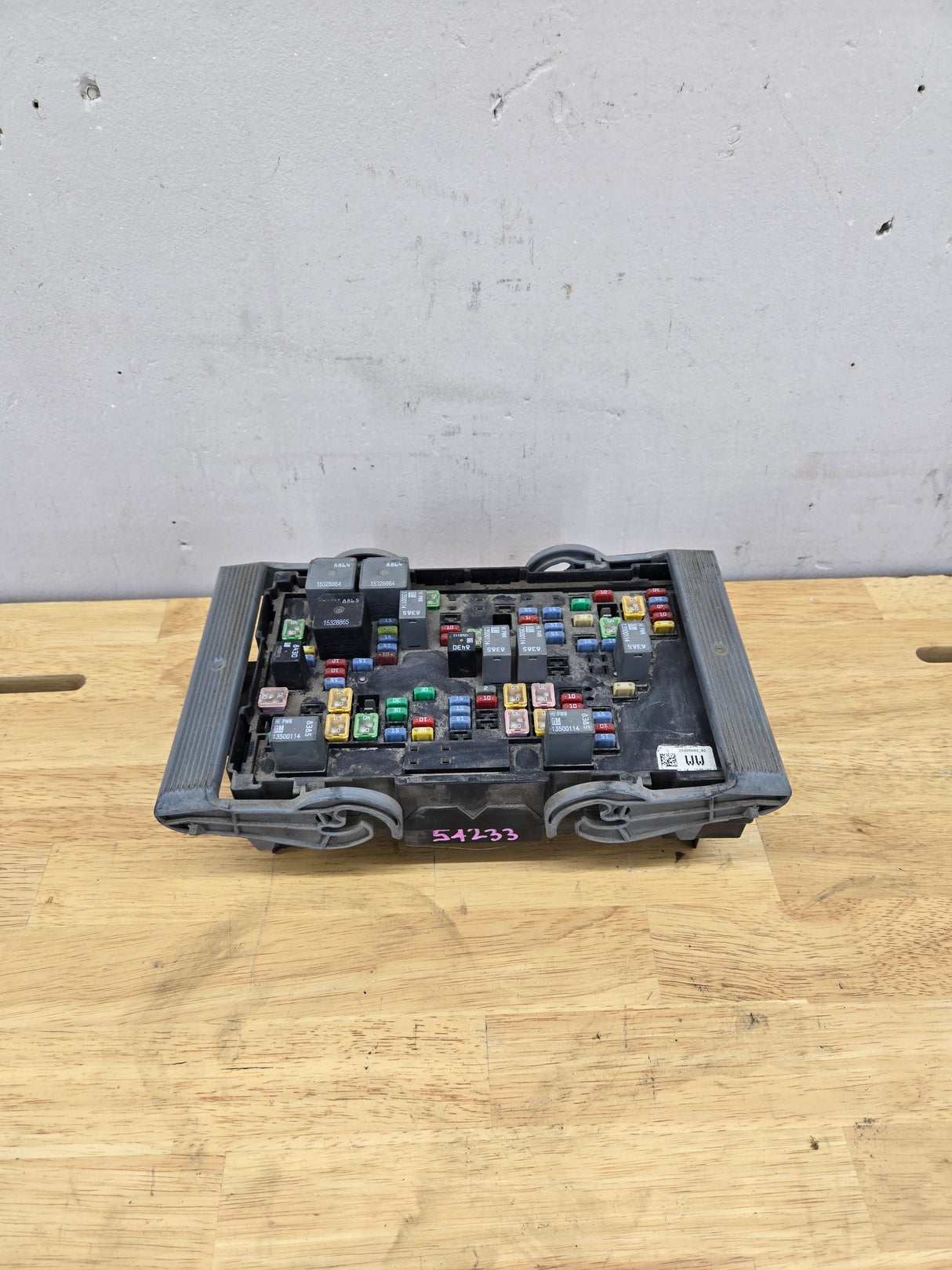 2007-2009 Chevrolet Silverado / GMC Sierra 1500 2500 3500 Engine Bay Fuse Box