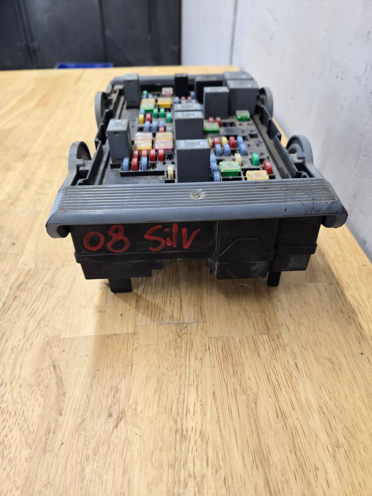 2007-2009 Chevrolet Silverado / GMC Sierra 1500 2500 3500 Engine Bay Fuse Box