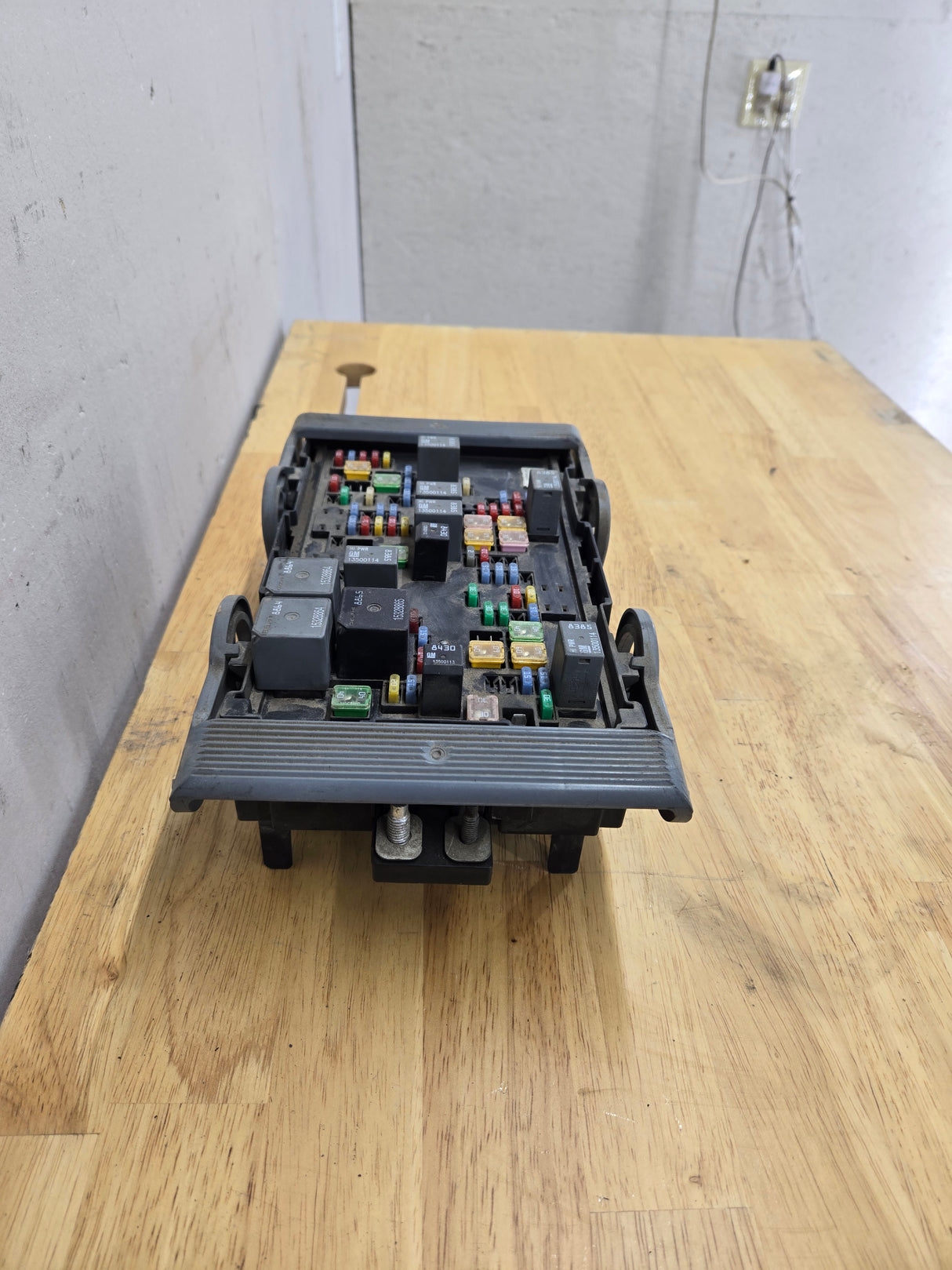 2007-2009 Chevrolet Silverado / GMC Sierra 1500 2500 3500 Engine Bay Fuse Box