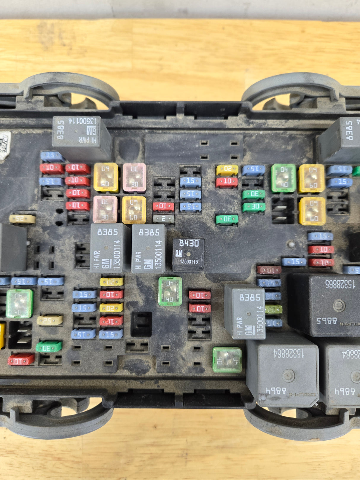 2007-2009 Chevrolet Silverado / GMC Sierra 1500 2500 3500 Engine Bay Fuse Box