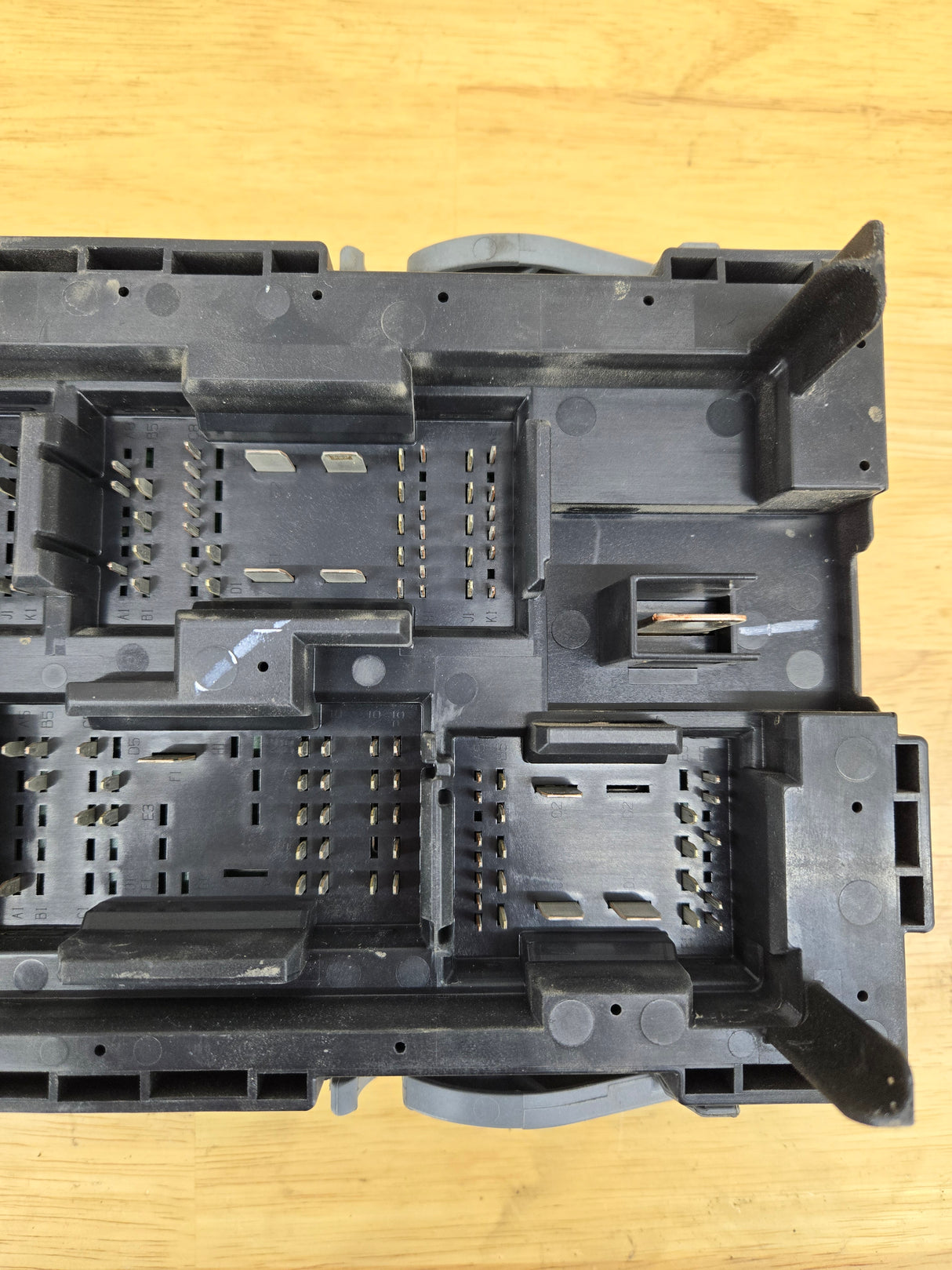 2007-2009 Chevrolet Silverado / GMC Sierra 1500 2500 3500 Engine Bay Fuse Box