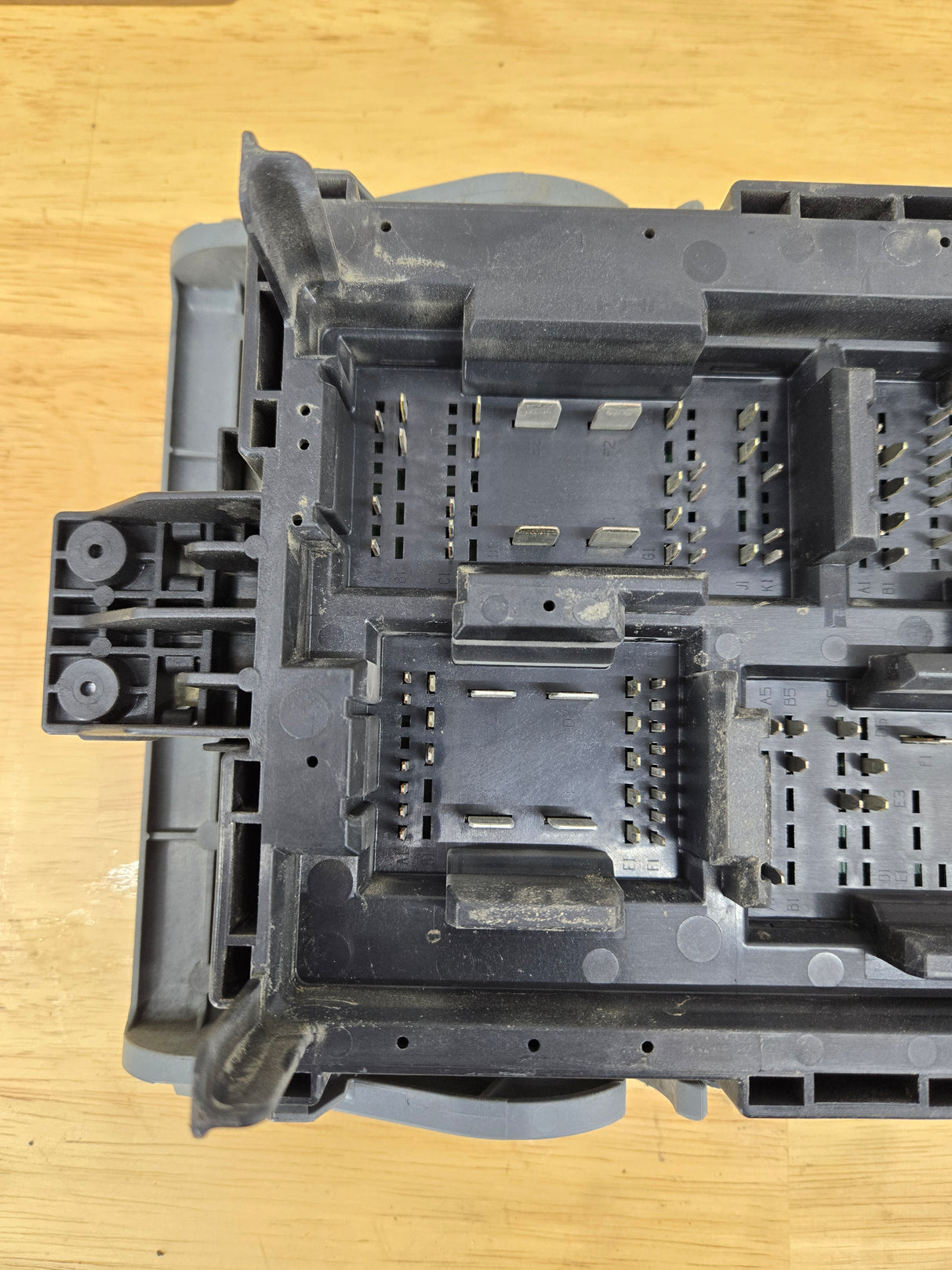 2007-2009 Chevrolet Silverado / GMC Sierra 1500 2500 3500 Engine Bay Fuse Box