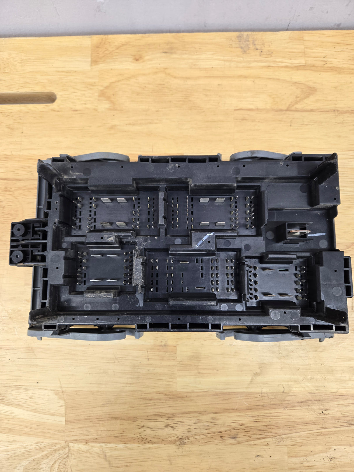 2007-2009 Chevrolet Silverado / GMC Sierra 1500 2500 3500 Engine Bay Fuse Box