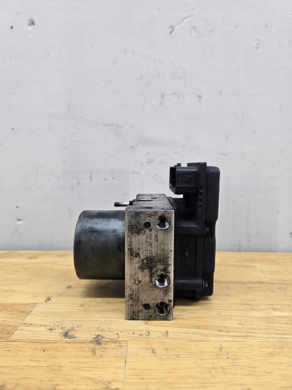 2008-2009 Chevrolet Silverado / GMC Sierra 1500 ABS Pump Module Control Assembly