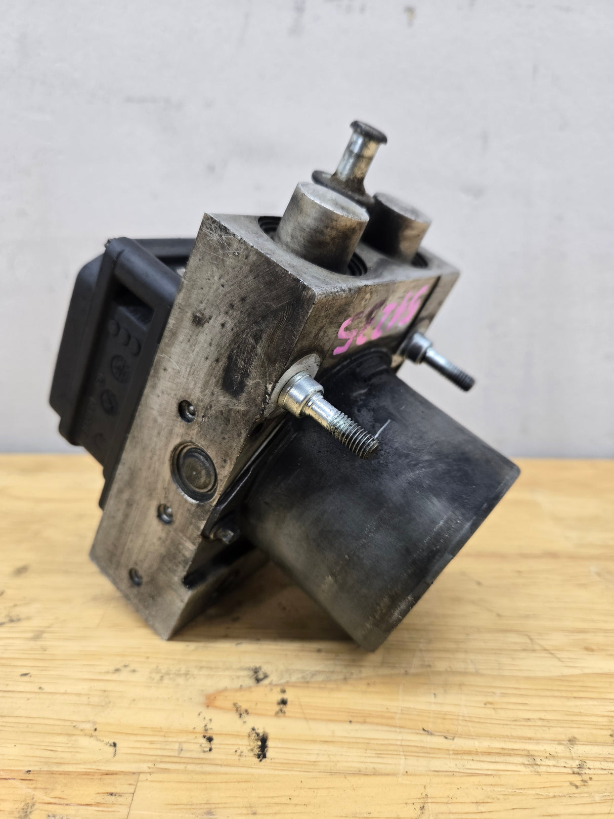 2008-2009 Chevrolet Silverado / GMC Sierra 1500 ABS Pump Module Control Assembly