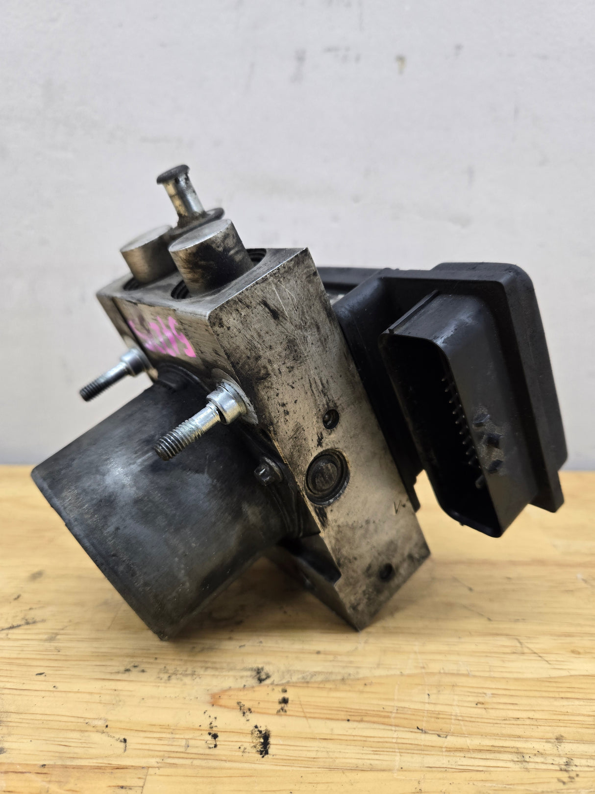 2008-2009 Chevrolet Silverado / GMC Sierra 1500 ABS Pump Module Control Assembly