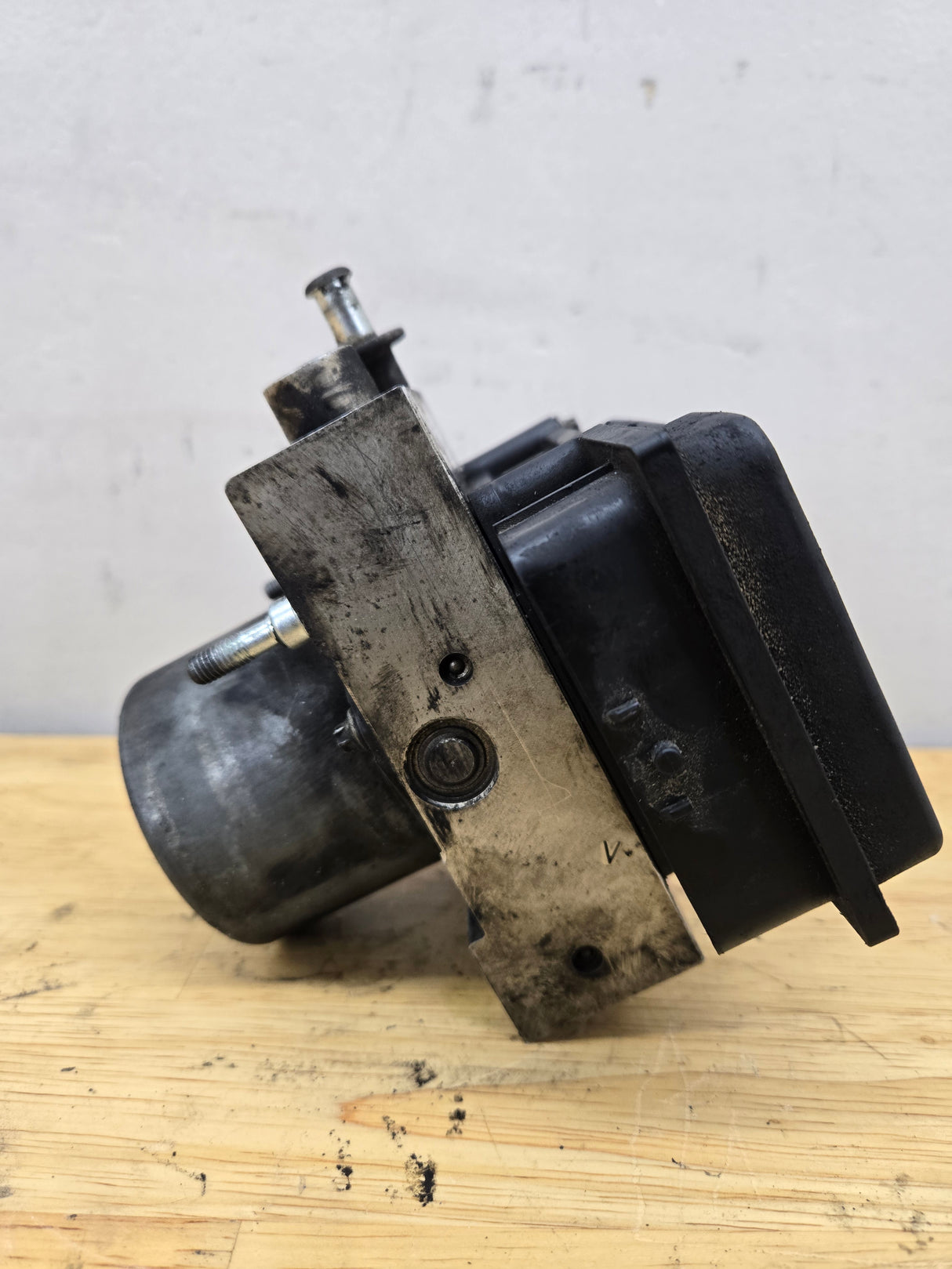 2008-2009 Chevrolet Silverado / GMC Sierra 1500 ABS Pump Module Control Assembly