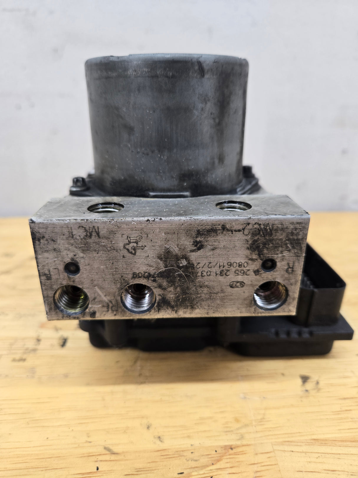2008-2009 Chevrolet Silverado / GMC Sierra 1500 ABS Pump Module Control Assembly