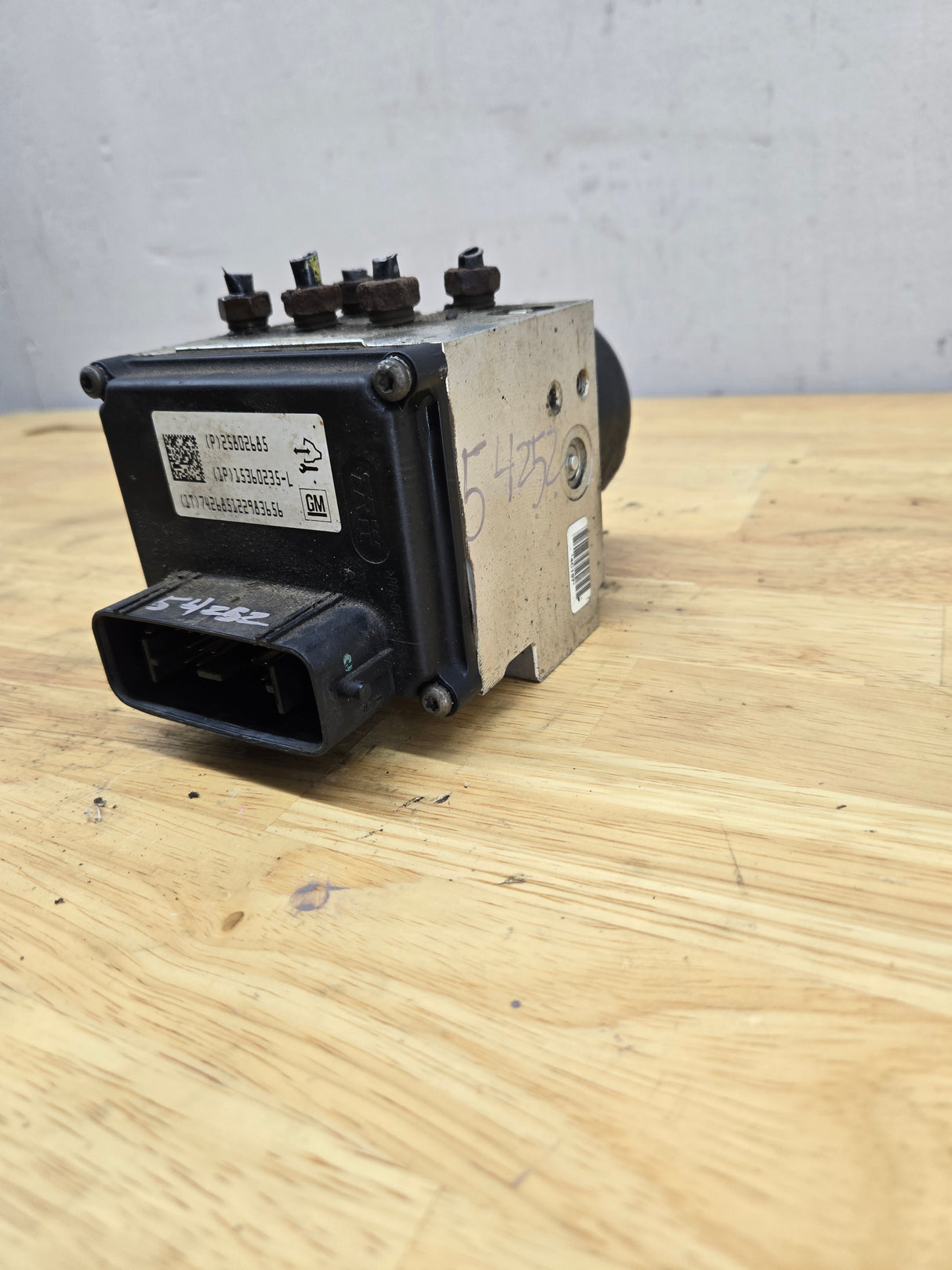2009-2014 Chevrolet Silverado / GMC Sierra 1500 ABS Pump Module Control Assembly