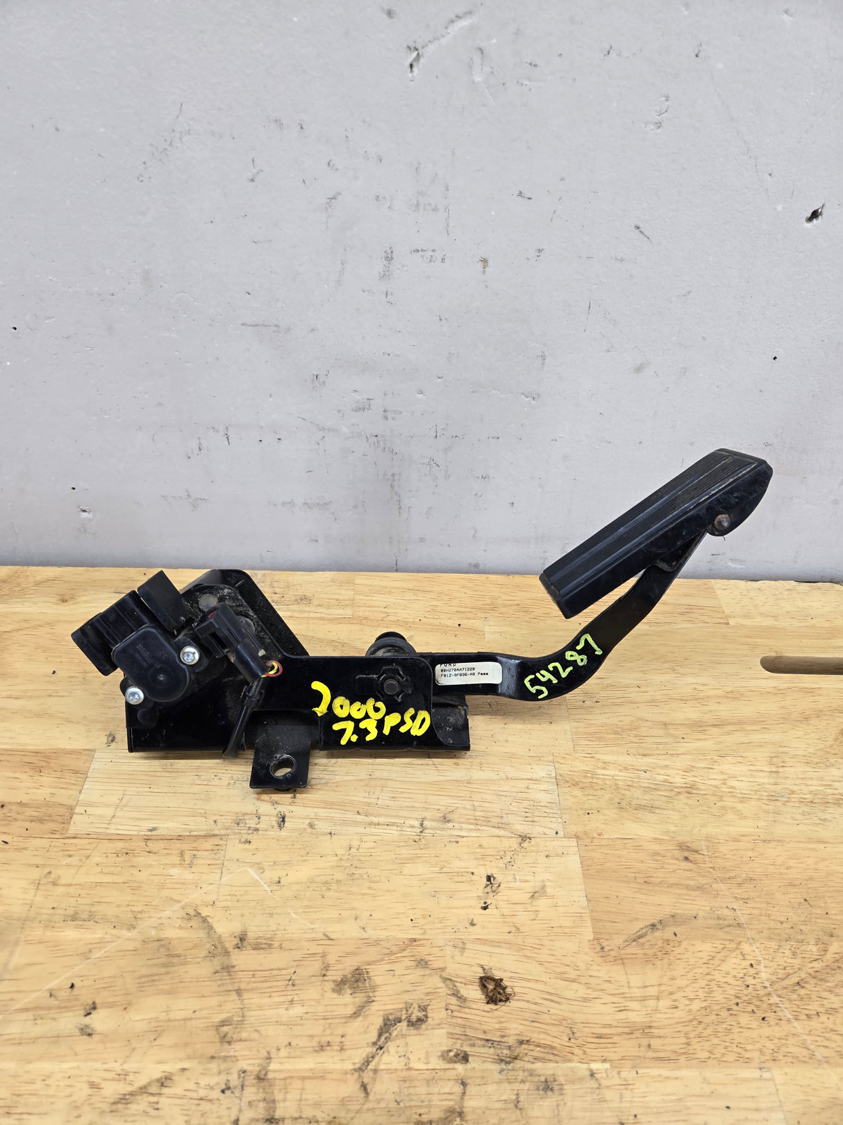 1999-2001 Ford Super Duty Accelerator Pedal F81Z-9F836-AB F250 F350 F450 F550