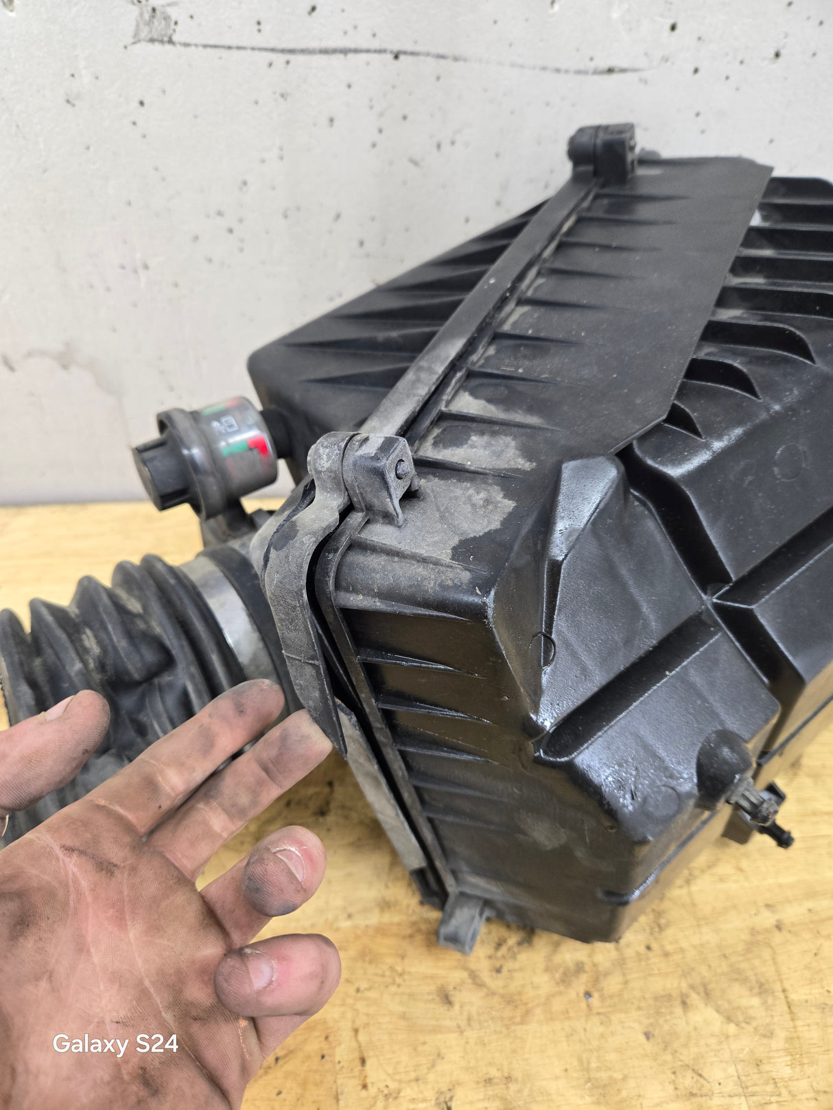 1999-2009 Chevrolet Silverado / GMC Sierra 1500 2500 3500 Engine Air Intake Box Cleaner