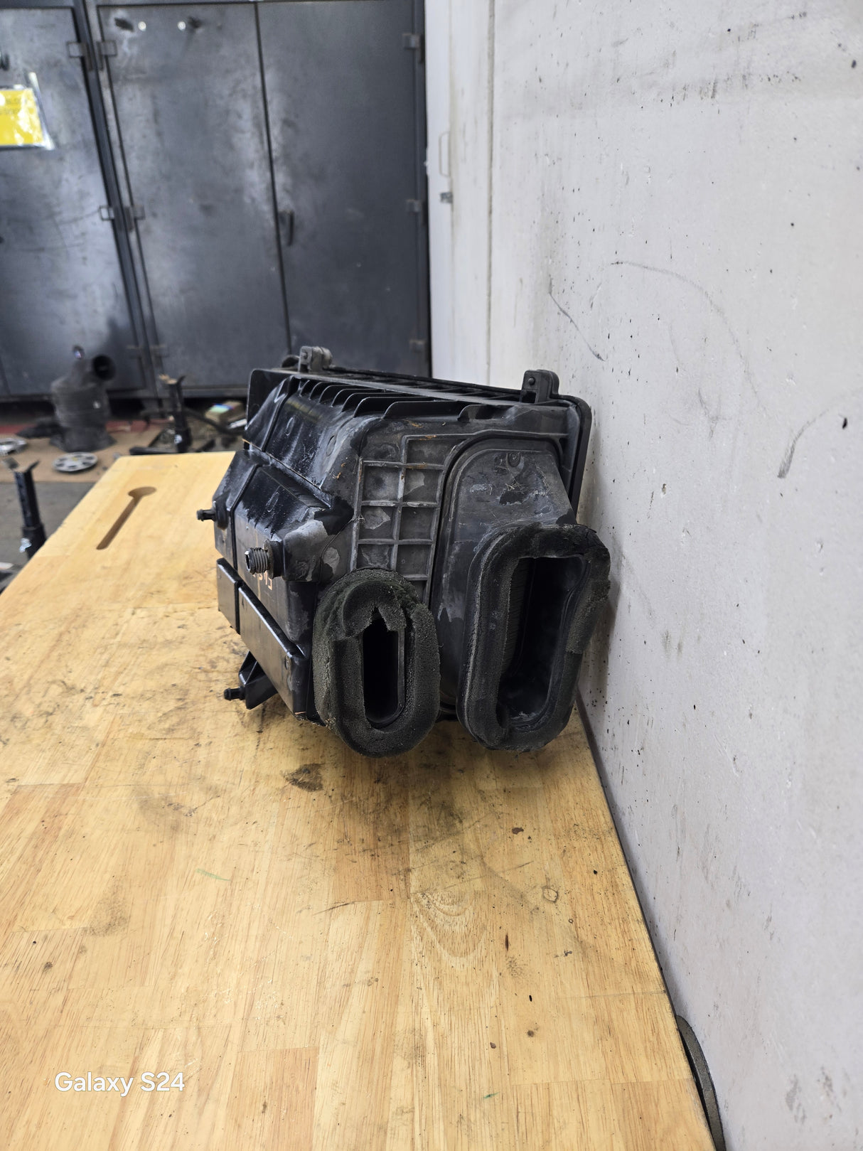 1999-2009 Chevrolet Silverado / GMC Sierra 1500 2500 3500 Engine Air Intake Box Cleaner