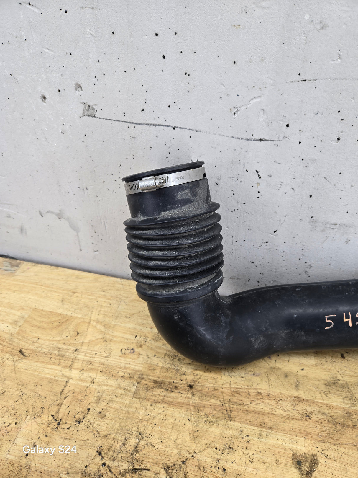 1999-2007 Chevrolet Silverado / GMC Sierra 1500 Engine Air Cleaner Outlet Duct Tube 25176891