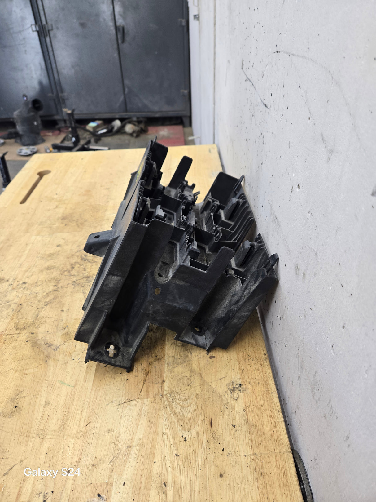 2007-2013 Chevy Silverado / GMC Sierra Engine Wiring Harness Fuse Block Bracket Assembly 22817835