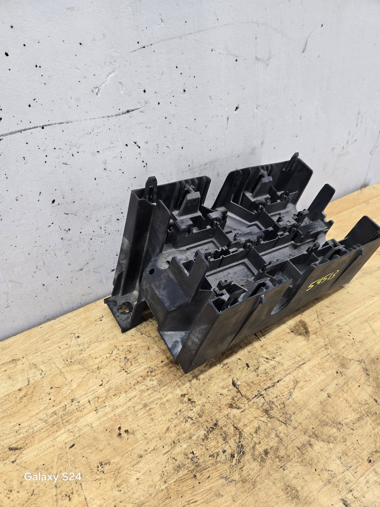 2007-2013 Chevy Silverado / GMC Sierra Engine Wiring Harness Fuse Block Bracket Assembly 22817835