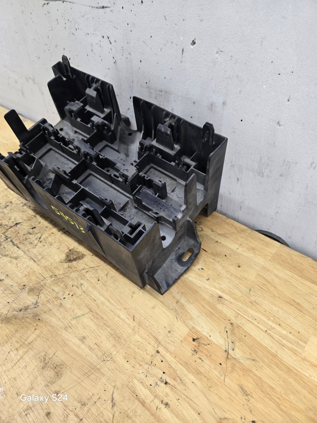 2007-2013 Chevy Silverado / GMC Sierra Engine Wiring Harness Fuse Block Bracket Assembly 22817835