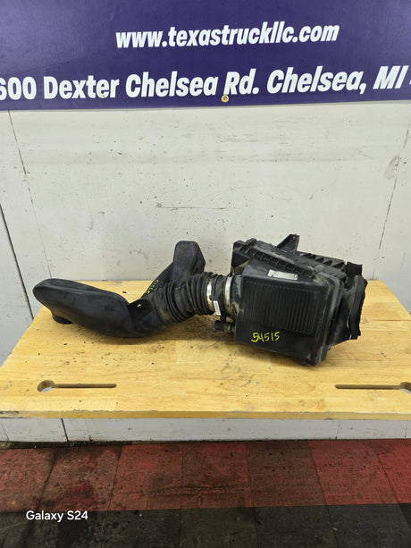 1999-2009 Chevrolet Silverado / GMC Sierra 1500 2500 3500 Engine Air Intake Box Cleaner