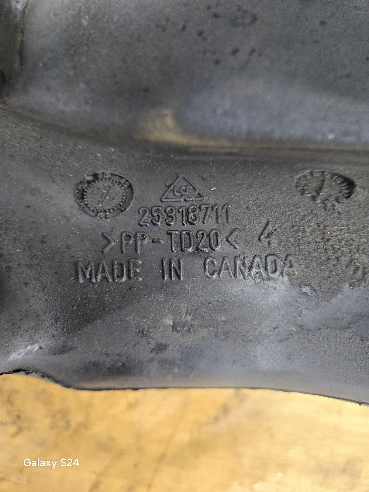 1999-2009 Chevrolet Silverado / GMC Sierra 1500 2500 3500 Engine Air Intake Box Cleaner