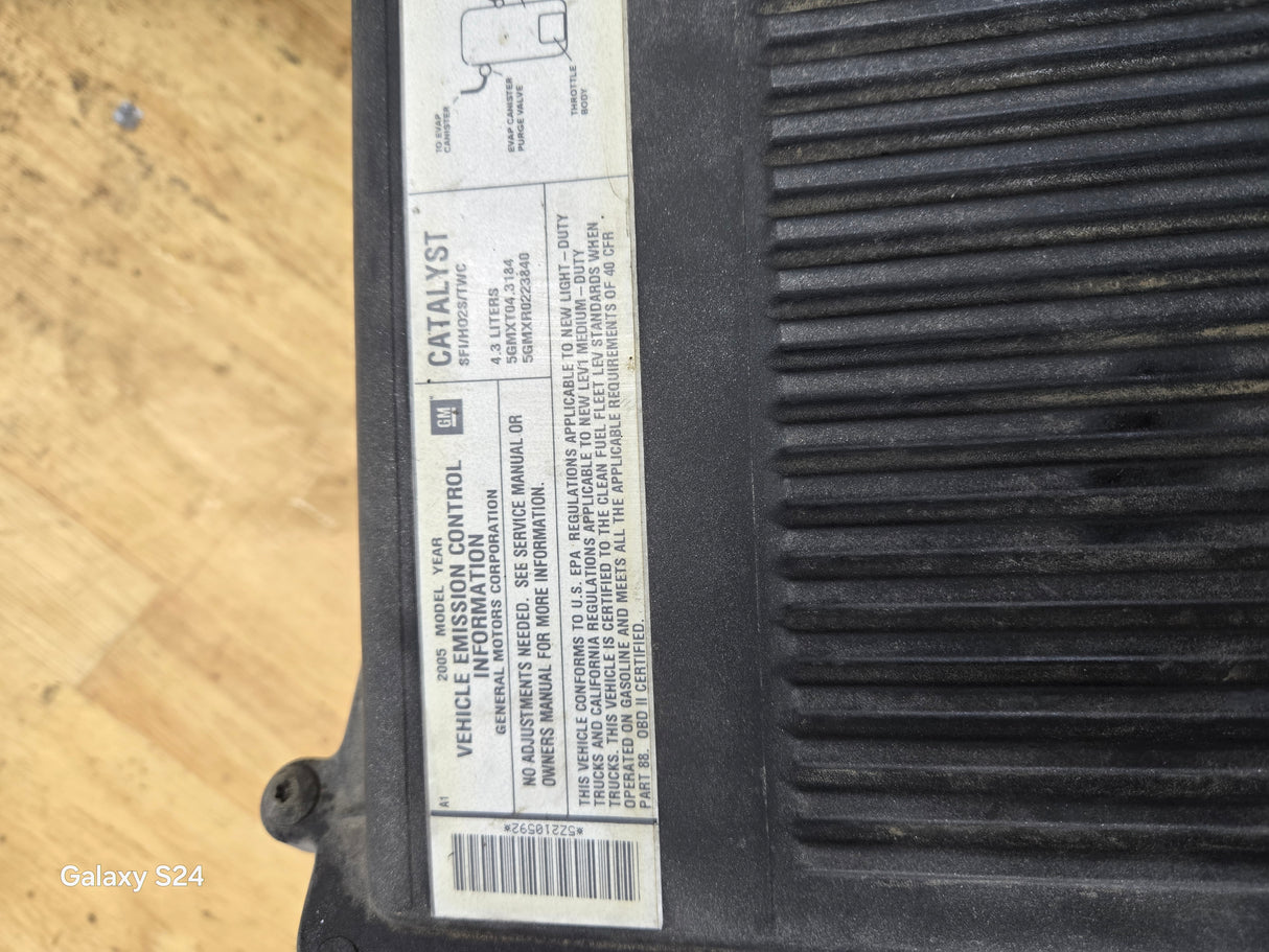 1999-2009 Chevrolet Silverado / GMC Sierra 1500 2500 3500 Engine Air Intake Box Cleaner