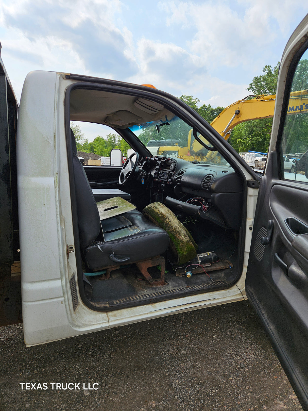 1999 DODGE RAM 3500 Regular Cab Stake Truck - FULL PART OUT