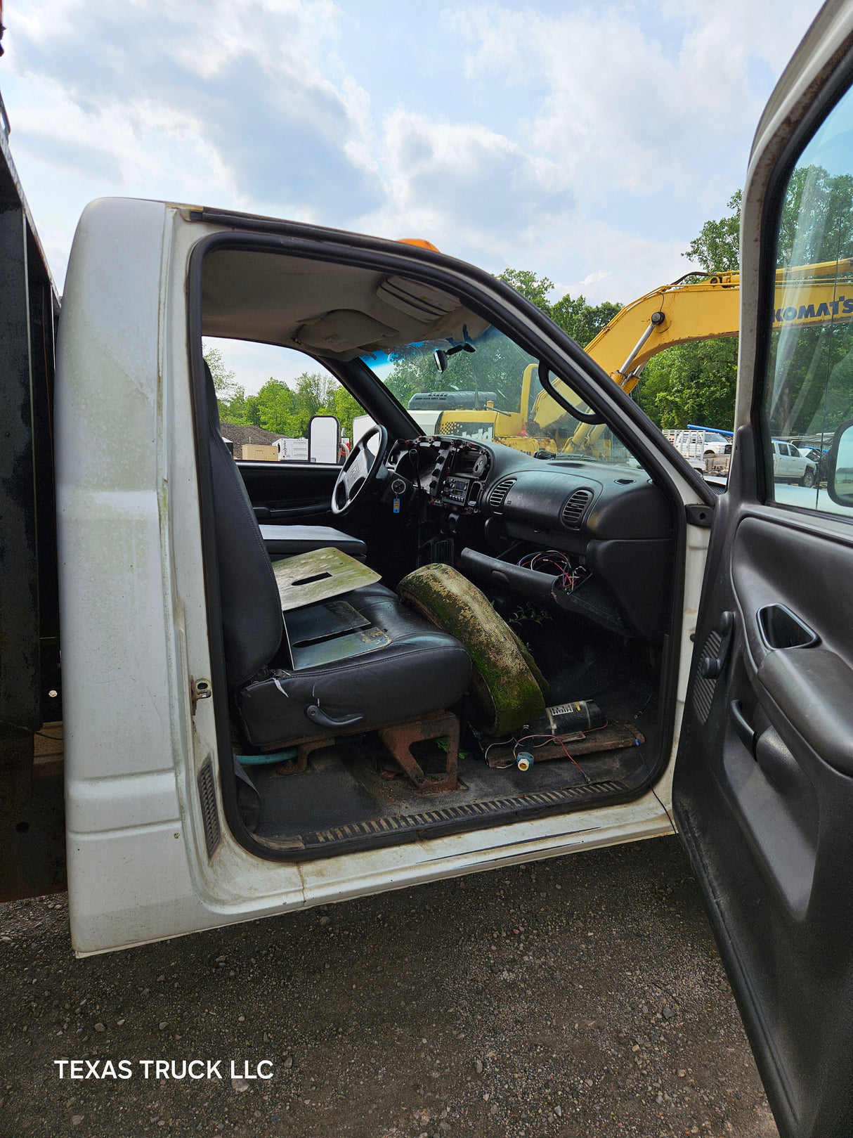 1999 DODGE RAM 3500 Regular Cab Stake Truck - FULL PART OUT