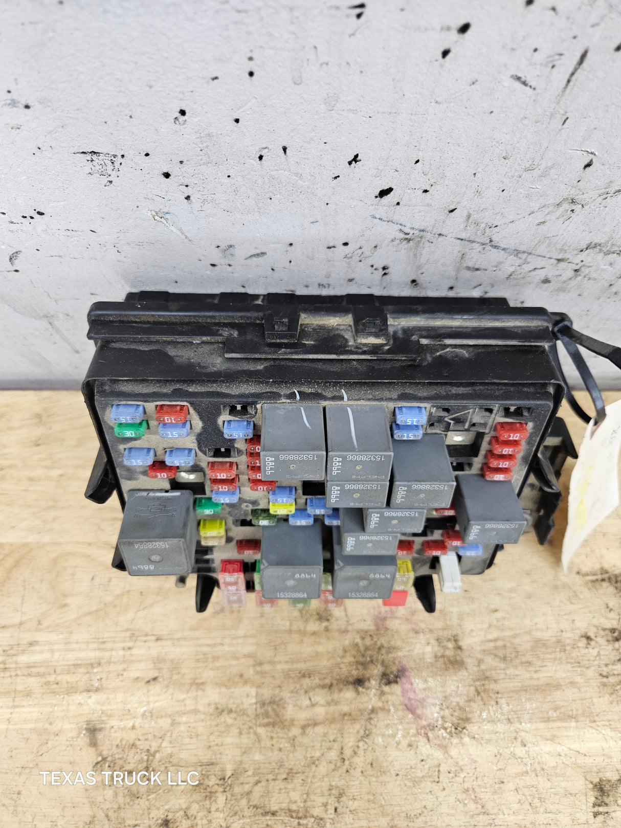 2006-2007 Chevrolet Silverado / GMC Sierra 1500 2500 3500 Engine Bay Fuse Box - 15139209