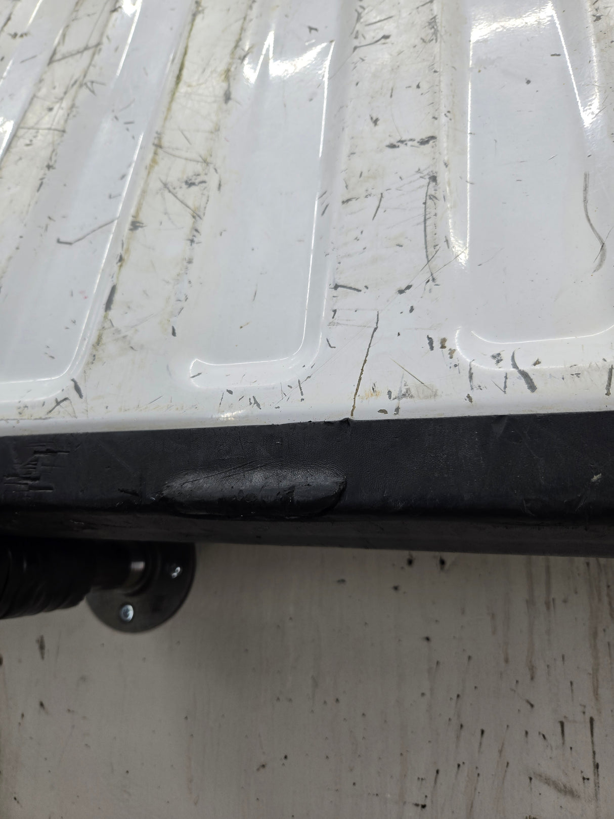1999-2007 Chevrolet Silverado / GMC Sierra 1500 2500HD 3500 HD Tailgate