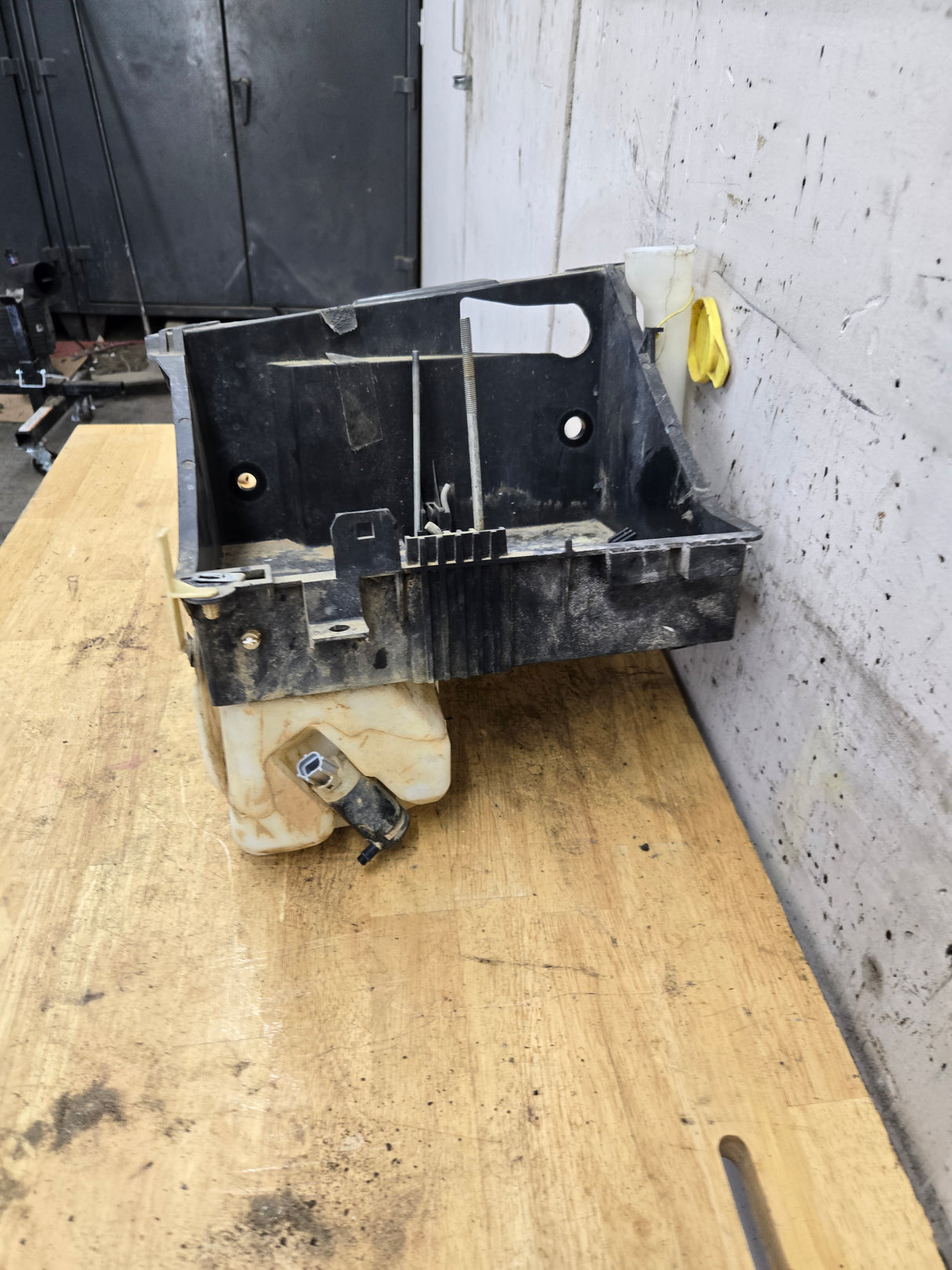 2011-2016 6.7 Power Stroke Right Side Battery Tray & Wiper Fluid Tank Reservoir