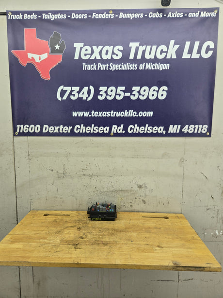 2006-2007 Chevrolet Silverado / GMC Sierra 1500 2500 3500 Engine Bay Fuse Box - 15139209