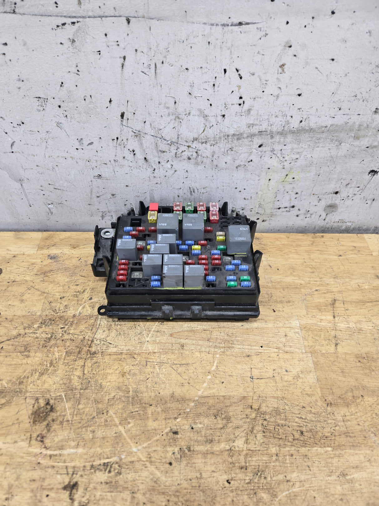 2006-2007 Chevrolet Silverado / GMC Sierra 1500 2500 3500 Engine Bay Fuse Box - 15139209