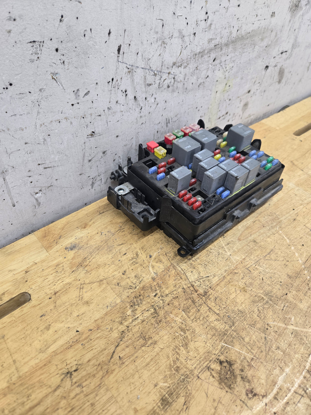 2006-2007 Chevrolet Silverado / GMC Sierra 1500 2500 3500 Engine Bay Fuse Box - 15139209
