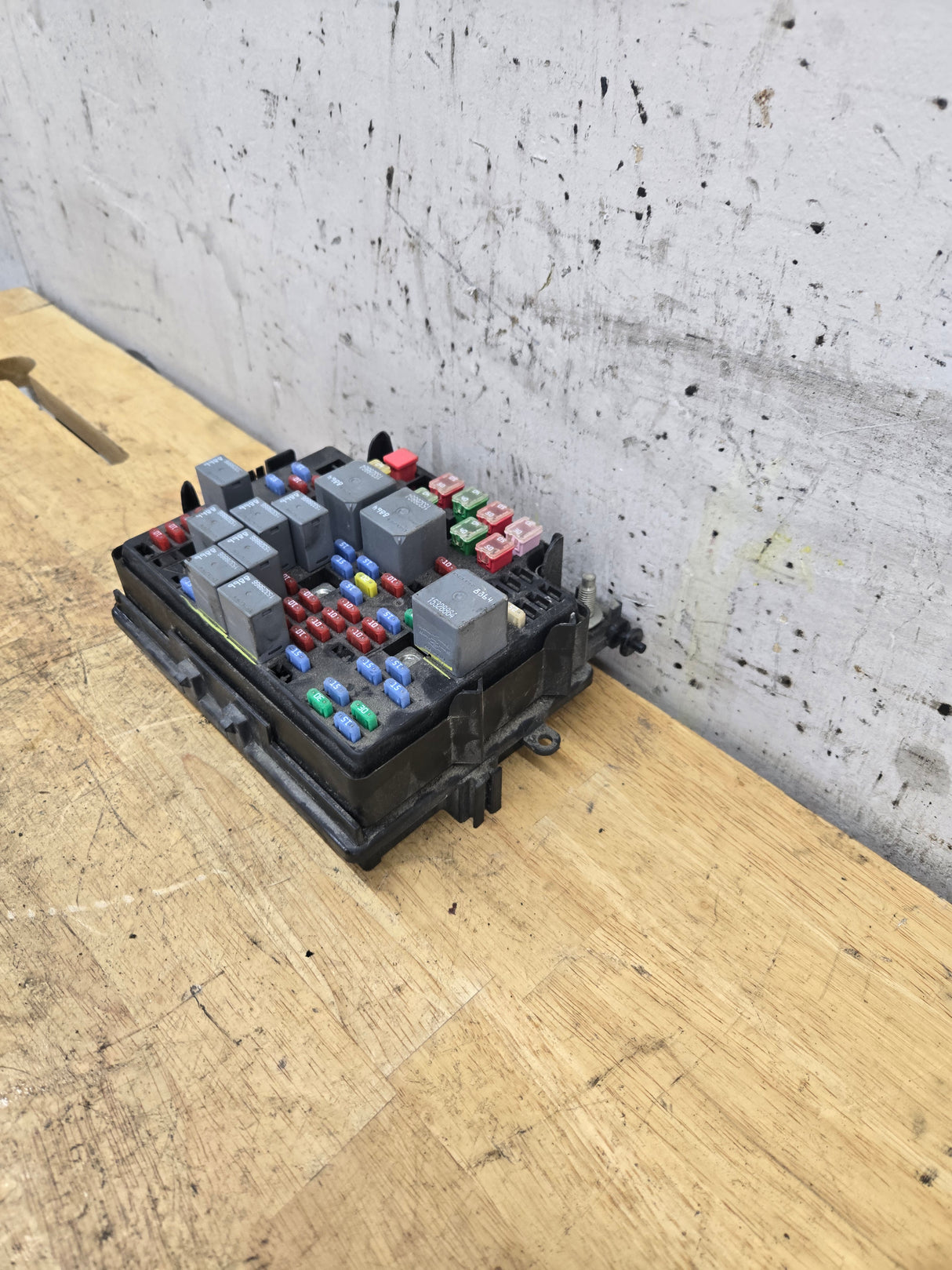 2006-2007 Chevrolet Silverado / GMC Sierra 1500 2500 3500 Engine Bay Fuse Box - 15139209
