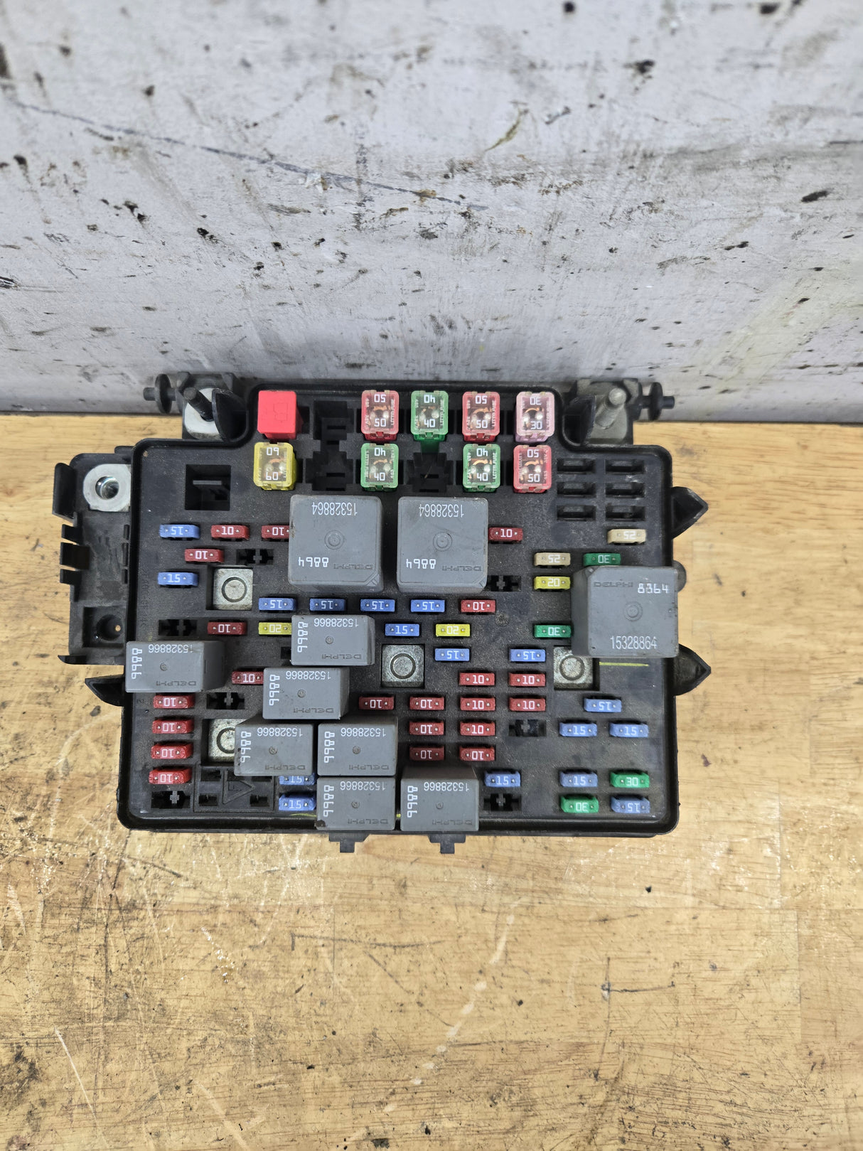 2006-2007 Chevrolet Silverado / GMC Sierra 1500 2500 3500 Engine Bay Fuse Box - 15139209