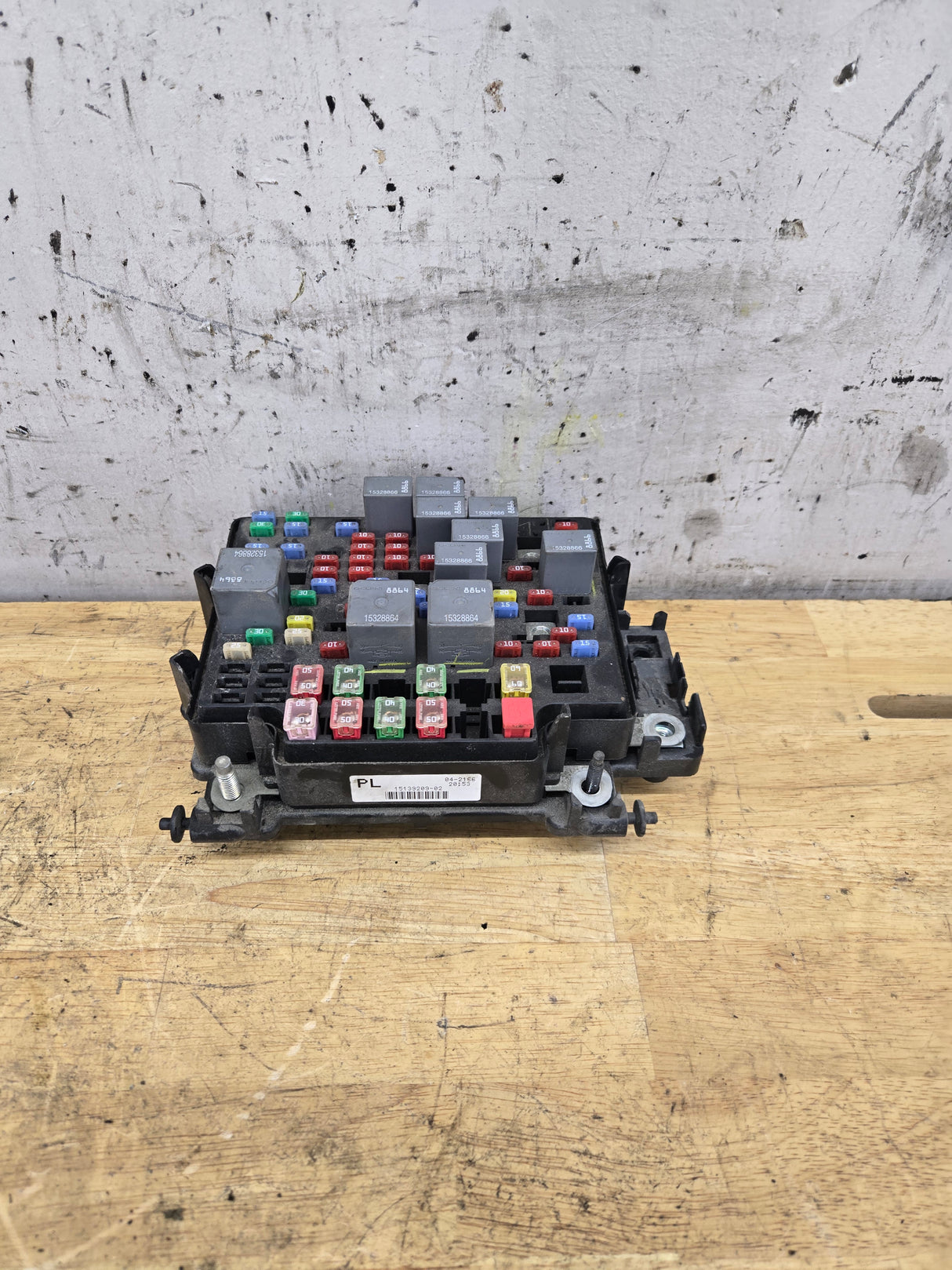 2006-2007 Chevrolet Silverado / GMC Sierra 1500 2500 3500 Engine Bay Fuse Box - 15139209