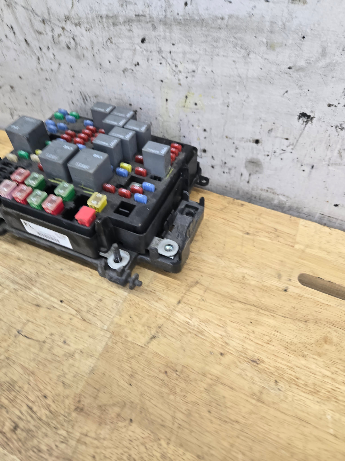 2006-2007 Chevrolet Silverado / GMC Sierra 1500 2500 3500 Engine Bay Fuse Box - 15139209