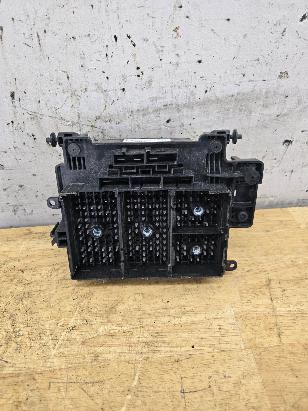 2006-2007 Chevrolet Silverado / GMC Sierra 1500 2500 3500 Engine Bay Fuse Box - 15139209