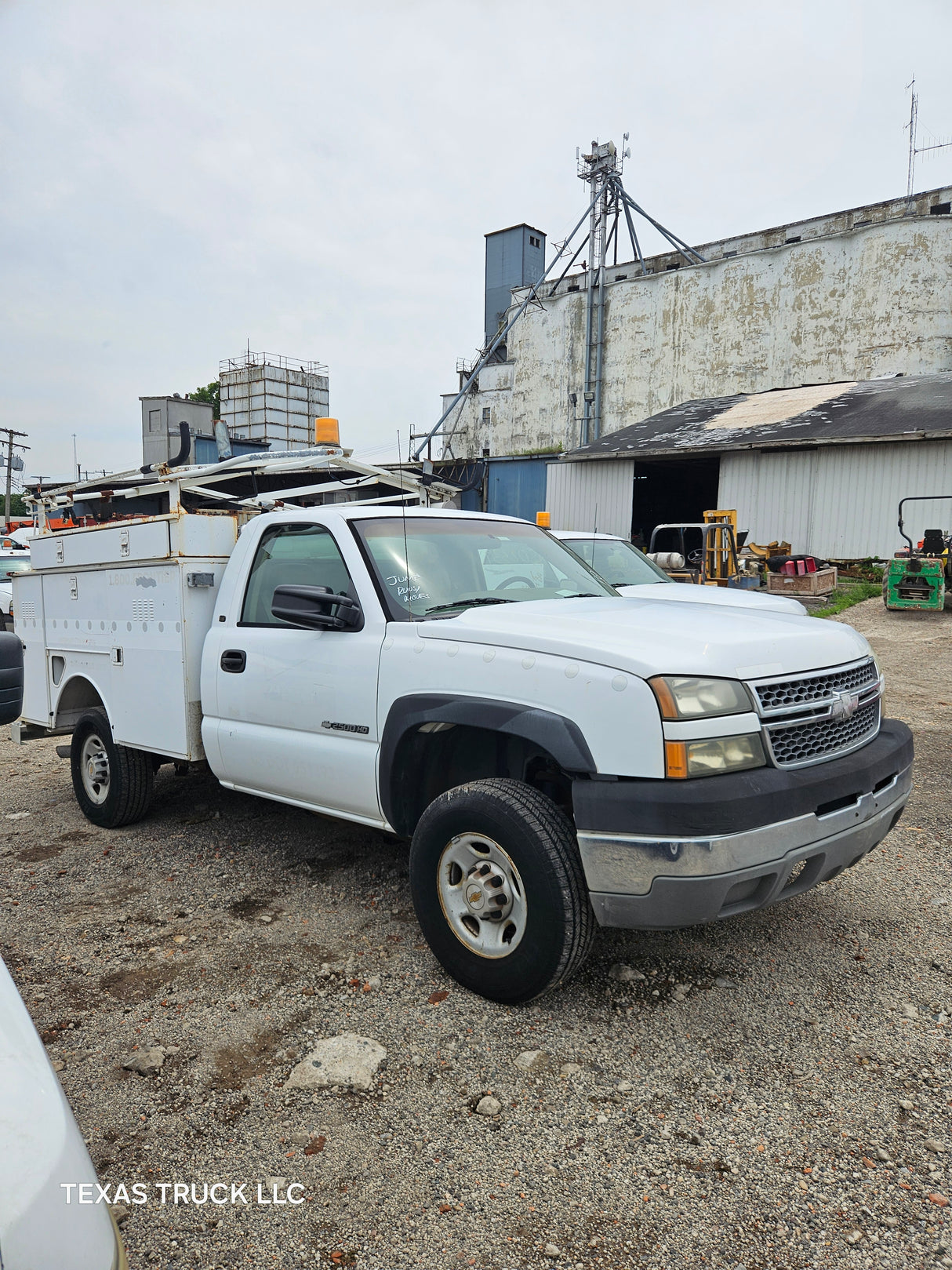 2005 Chevrolet Silverado 2500HD Regular Cab 8' Long Bed Service Truck - FULL PART OUT